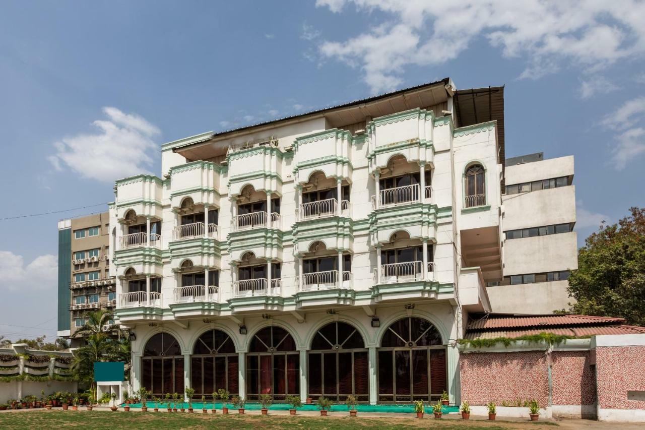 Oyo 38142 Girdhar Mahal Indore Exterior foto