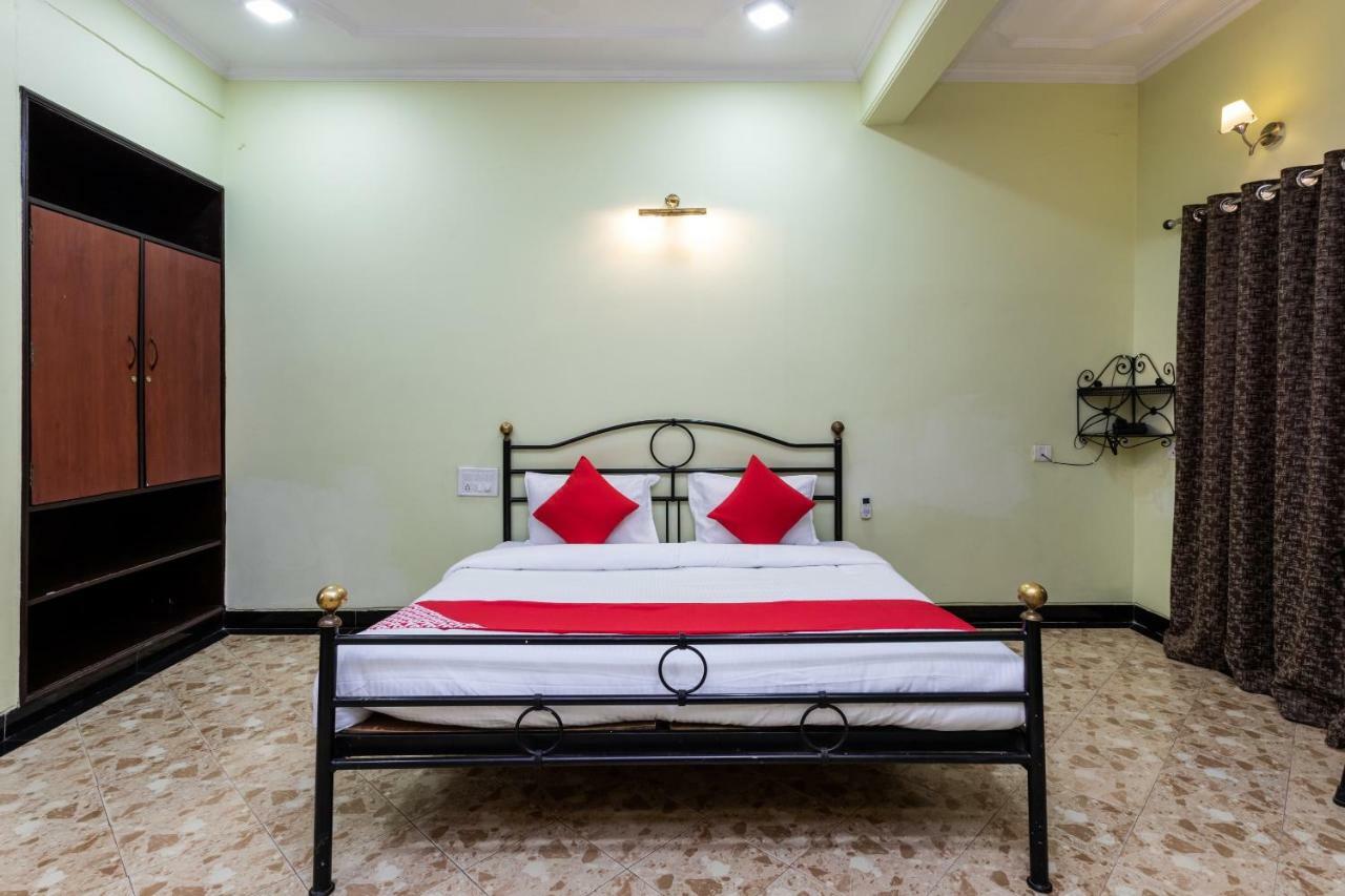 Oyo 38142 Girdhar Mahal Indore Exterior foto